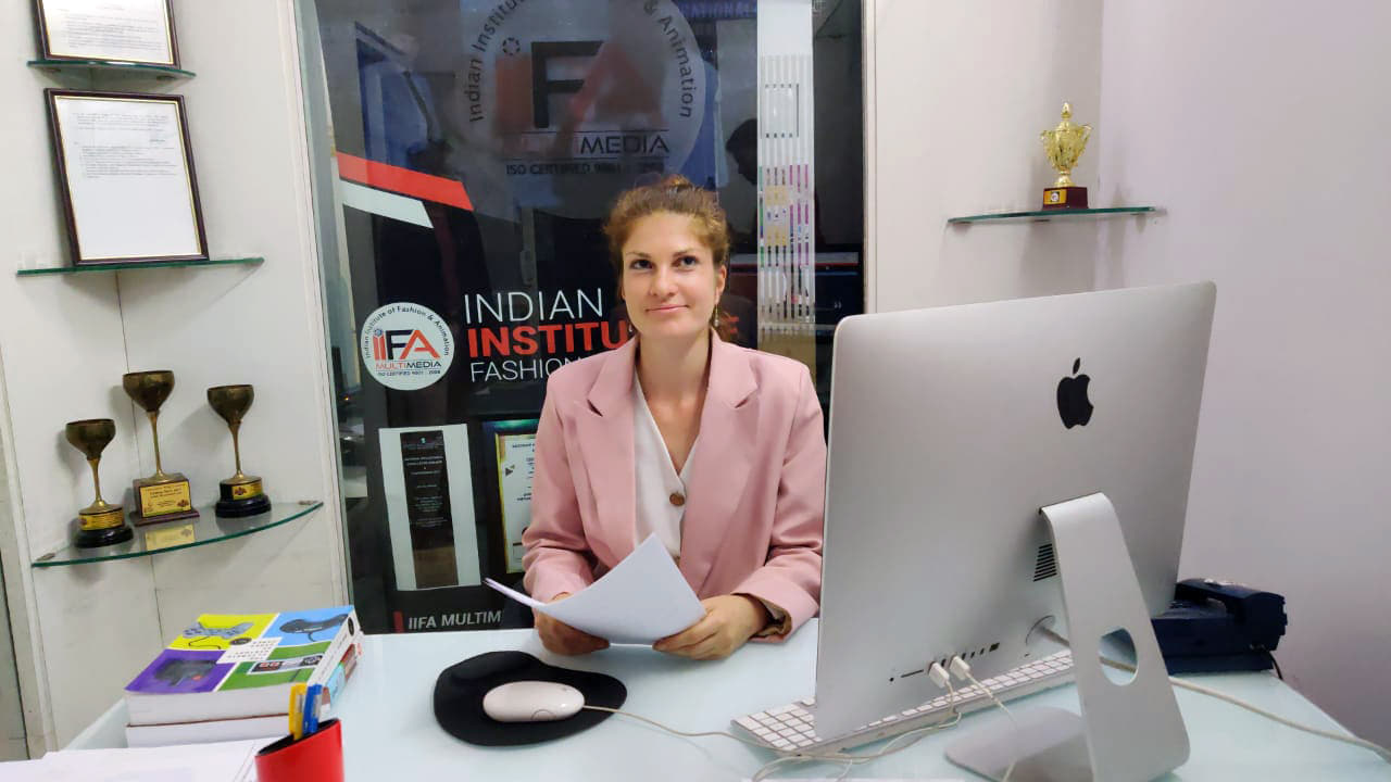 IIFA Multimedia Bangalore IIFA Teacher in class photo 3